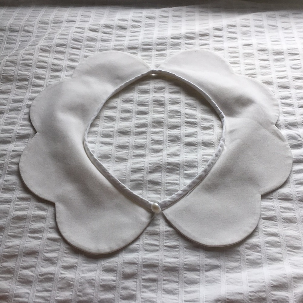 Vintage scallop collar piece, add to any outfit!